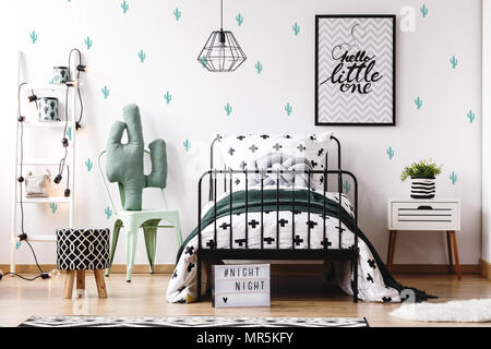 Pattern sgabello sul pavimento in legno e accessori su scala bianca in camera da letto per bambini con simpatici wallpaper Foto Stock