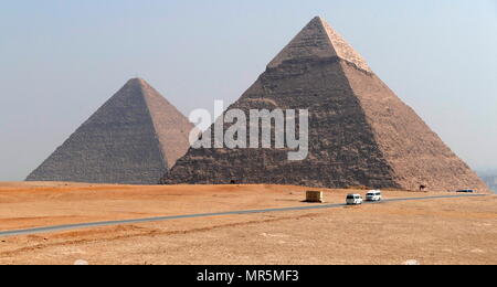 (Sinistra) Piramide di Khafre (Chephren) e destro, la Grande Piramide di Giza (piramide di Khufu; Piramide di Cheope), nella Piramide di Giza complesso in Egitto. Foto Stock