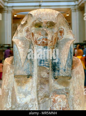 In calcare dipinto statua di Djoser. Re Djoser (Djeser e Zoser) era un antico faraone egiziano della III dinastia, durante l'antico regno e il fondatore di questa epoca. Egli è ben noto sotto il suo ellenizzata nomi Tosorthros (da Manetho) e Sesorthos (da Eusebio). originale. Foto Stock