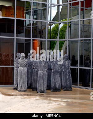 La scultura di prigionieri legati e gli occhi bendati; all'ingresso del Museo Internazionale della Croce Rossa di Ginevra, Svizzera. Lo scultore fu Carl Bucher. Foto Stock