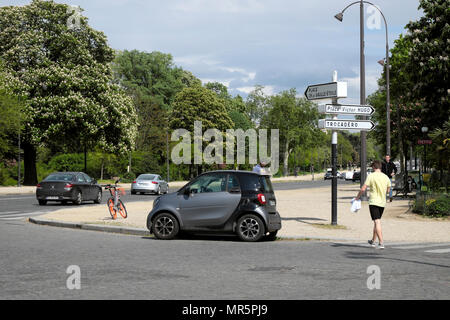 Smart auto parcheggiate su un angolo di strada nei pressi di via segni vicino al Bois de Boulogne di Parigi, Francia KATHY DEWITT Foto Stock