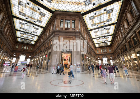 Roma Italia,Galleria Alberto Sordi, prima del 2003 era Galleria Colonna, shopping scena in interni Foto Stock