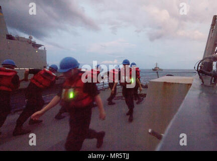 170506-N-BV658-499 sul Mare del Sud della Cina (6 maggio 2017) velisti assegnati al-Arleigh burke class guidato-missile destroyer USS Dewey (DDG 105) condurre a una ricostituzione in mare con la flotta di rifornimento USNS oliatore John Ericsson (T-AO-194) e la-Arleigh burke class guidato-missile destroyer USS Sterett (DDG 104). Dewey è parte della superficie Sterett-Dewey Action Group ed è il terzo gruppo di distribuzione che operano sotto il comando ed il controllo costrutto denominato 3a flotta in avanti. Gli Stati Uniti 3a flotta operante in avanti offre opzioni aggiuntive per la flotta del Pacifico commander sfruttando il capabiliti Foto Stock