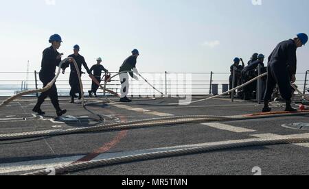 170507-N-FQ994-121 HAIFA, Israele (7 maggio 2017) marinai shift linee di ormeggio a bordo del Arleigh Burke-class guidato-missile destroyer USS Ross (DDG 71) mentre la nave arriva a Haifa in Israele, per una porta programmata visita il 7 maggio 2017. Ross, distribuita a Rota, Spagna, sta conducendo operazioni navali negli Stati Uniti Sesta flotta area di operazioni a sostegno degli Stati Uniti per gli interessi di sicurezza nazionali in Europa e in Africa. (U.S. Foto di Marina di Massa lo specialista di comunicazione di terza classe Robert S. Prezzo/rilasciato) Foto Stock