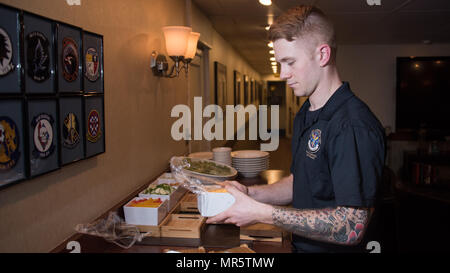 170505-N-HD638-007 Pacifico occidentale (5 maggio 2017) Airman Nathan giovane, di San Louis, non imballato il cibo in bandiera pasticcio di Nimitz-class portaerei USS Carl Vinson (CVN 70). Gli Stati Uniti Marina ha pattugliato il Indo-Asia-Pacifico di routine per più di 70 anni regionale di promozione della pace e della sicurezza. (U.S. Foto di Marina di Massa lo specialista di comunicazione di terza classe Matt Brown/rilasciato) Foto Stock