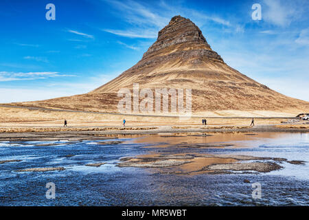 16 Aprile 2018: Snaefellsnes Peninsula, West Islanda - Kirkjufell, famosa montagna e icona di Islanda. Foto Stock