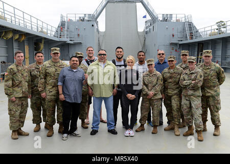 UFC Fighters e gli ospiti posano per una foto di gruppo con gli Stati Uniti I soldati dell esercito assegnato al trasporto 335distacco a base comune Langley-Eustis, Virginia, 6 Aprile, 2017. Durante la visita, i soldati hanno spiegato le funzionalità uniche di esercito di imbarcazioni e altre risorse distribuibili. (U.S. Air Force foto/Staff Sgt. Teresa J. Cleveland) Foto Stock