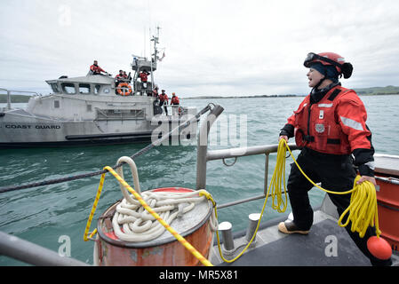 Posted to Coast Guard bussola da Diana Sherbs, Martedì, 30 maggio 2017 Scritto da Petty Officer di terza classe Sarah Wilson --- marinaio Julia Harris segue il suo supervisore attentamente le istruzioni del: il coniglio fuoriesce dal foro, intorno all'albero e torna verso il basso nel foro di coniglio. Con un solcato brow, lei ripete il codice mnemonico lentamente come lei torsioni e piega e avvolge la linea attorno a sé e tira l'estremità stretta. Ella mostra il suo capolavoro per il resto dell'equipaggio. Come ognuno dà il suo cenno di approvazione, sorride. Se il tessuto del marinaio erano fatte di nodi, forse sarebbe t Foto Stock