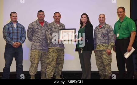 Avieri assegnato alla ventiduesima ingegnere civile Squadron sono presentati con un io faccio una differenza Award da parte del Derby Board of Education Aprile 21, 2017 a Wineteer Scuola Elementare di Wichita, Kan. La ventiduesima CES riscaldamento, ventilazione, aria condizionata e refrigerazione volo ha recentemente assistito la scuola durante una interruzione del riscaldamento e impedito la chiusura della scuola. (U.S. Air Force foto/Airman 1. Classe Erin McClellan) Foto Stock