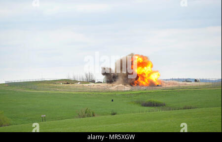 La detonazione avviene il 25 aprile 2017, a Smoky Hill Air National Guard gamma, Salina, Kan. Avieri assegnato alla ventiduesima ingegnere civile Squadron esplosivo ordinanza volo di smaltimento ha visitato la gamma al chiaro di munizioni ad prepararle per la cessione da parte di garantire che esse non contenevano alcun materiale esplosivo. (U.S. Air Force foto/Airman 1. Classe Erin McClellan) Foto Stock