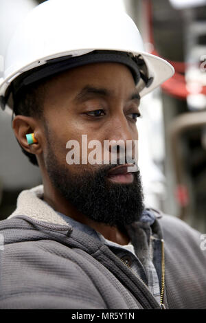 Morris Williams, USNS Trenton primo tecnico, ispeziona i componenti del motore durante una routine di controllo di manutenzione. Trenton, uno di solo otto Expeditionary Fast navi da trasporto militari Sealift Command di inventario, ha recentemente completato un annuale di un bacino di carenaggio revisione a Marsiglia, Francia. Foto Stock