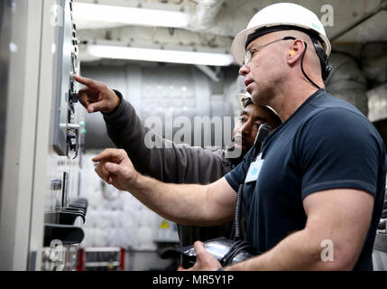 Morris Williams, USNS Trenton primo tecnico e Sergey Amosov, USNS Trenton secondo ingegnere, controllare la strumentazione del motore durante una manutenzione di routine di ispezione. Trenton, uno di solo otto Expeditionary Fast navi da trasporto militari Sealift Command di inventario, ha recentemente completato un annuale di un bacino di carenaggio revisione a Marsiglia, Francia. Foto Stock