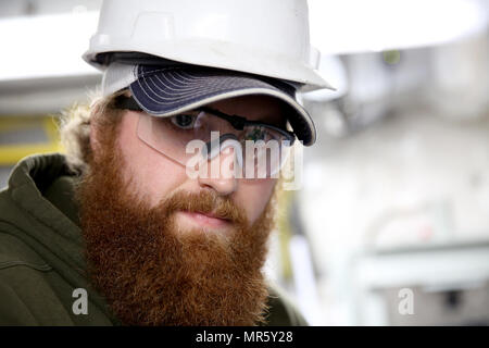 Joseph Blair, USNS Trenton terzo ingegnere, sostituisce i cavi durante un annuale un bacino di carenaggio periodo di revisione a Marsiglia, Francia. Trenton è uno degli otto Expeditionary Fast navi da trasporto militari Sealift Command di inventario. Foto Stock