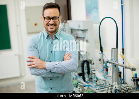 Bel giovane uomo nel laboratorio elettronico Foto Stock