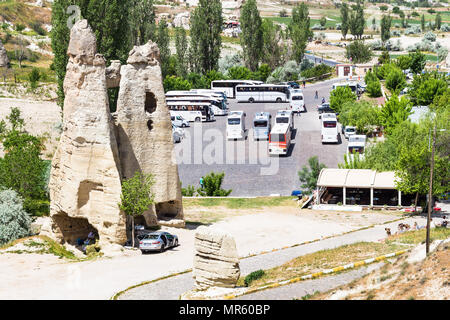 GOREME, Turchia - 3 Maggio 2018: turistici e gli autobus alla stazione di Goreme open-air museum in Cappadocia in primavera. Il Goreme Open Air Museum è stato un me Foto Stock