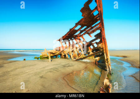 I resti del Peter Iredale naufragio, con la bassa marea,a Ft. Stevens parco dello stato. Peter Iredale scatafascio di Oregon Coast il 25 ottobre 1906. Foto Stock