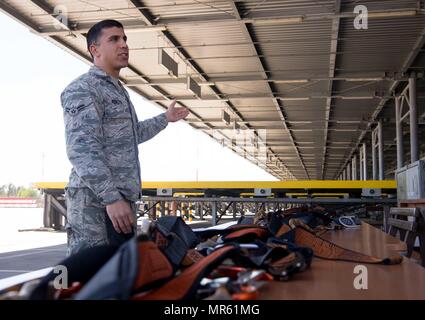 Airman 1. Classe Hector Montoya, 721st porta antenna squadrone ramp service specialist, incarica i membri del 721st APS sulla caduta di prevenzione e protezione sul Ramstein Air Base, Germania, 10 maggio 2017. La 721st APS destinato a formare il personale di 70 sul dispositivo di protezione anticaduta come parte della sicurezza e della salute dell Amministrazione di prevenzione di caduta Stand-Down settimana, che hanno avuto luogo in tutta la forza aerea per prevenire infortuni e incidenti mortali. (U.S. Air Force foto di Senior Airman Elizabeth Baker) Foto Stock