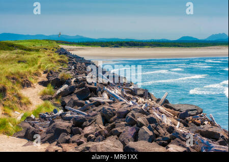 Lato oceano vista della spiaggia lungo il molo sud del fiume Columbia a Ft. Stevens Park. Foto Stock