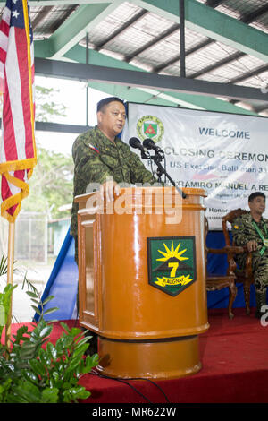 Esercito filippino Col. Lawrence Mina, Vice Assistente capo del personale per la formazione e istruzione del personale, offre il suo commento durante la cerimonia di chiusura di Balikatan 2017 a Fort Magsaysay a Santa Rosa, Nueva Ecija, 18 maggio 2017. Balikatan è un annuale U.S.-Philippine bilaterale di esercitazione militare incentrato su una varietà di comprese le missioni umanitarie e di soccorso in caso di catastrofe, la lotta contro il terrorismo e altri combinati di operazioni militari. (U.S. Marine Corps photo by Lance Cpl. Matteo Casbarro) Foto Stock