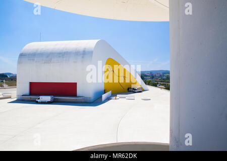 Aviles, Spagna - Luglio 4,2017: Vista di Niemeyer Center building in Aviles. Il centro culturale è stato progettato da architetto brasiliano Oscar Niemeyer. Foto Stock