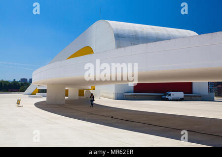 Aviles, Spagna - Luglio 4,2017: Vista di Niemeyer Center building in Aviles. Il centro culturale è stato progettato da architetto brasiliano Oscar Niemeyer. Foto Stock