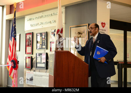 Il comando Sgt. Il Mag. (Ret) Peter T. Thomas, direttore del Lincoln sfida dell Accademia, parla al Lyman L. Hubbard cerimonia commemorativa, affrontando i problemi che i giovani di oggi. Foto Stock