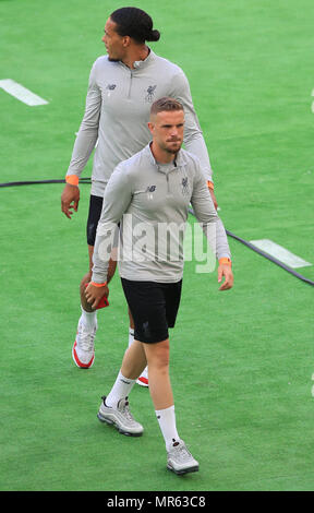 Di Liverpool Virgilio van Dijk (sinistra) e Giordania Henderson del passo avanti della sessione di formazione presso la società NSK Olimpiyskiy Stadium, Kiev. Foto Stock