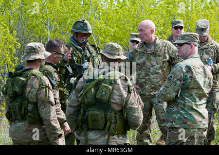 Lt. Gen. Charles Luckey, capo di esercito di riserva e comandante generale dell esercito degli Stati Uniti comando Reserve, visite soldati con C truppa, 2° Brigata, decima divisione di montagna e soldati canadesi con la terza Royal Canadian Reggimento il 18 maggio 2017, nel campo Wainwright, Alberta, Canada, durante Maple risolvere 17. Più di 650 U.S. I soldati dell esercito sono di supporto Maple risolvere 17, l'esercito canadese's premiere di brigata di convalida a livello di esercizio in esecuzione potrebbe 14-29 a Camp Wainwright. Come parte dell'esercizio, IL GOVERNO DEGLI STATI UNITI Esercito è in grado di fornire una vasta gamma di lotta e di elementi di supporto. Questi includono sustainm Foto Stock