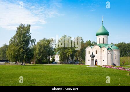 Pereslavl-Zalessky, Russia - Agosto 20, 2017: Trasfigurazione Cattedrale e il monumento a Alexander Nevsky nel Cremlino, Pereslavl-Zalessky, Golden Ring o Foto Stock