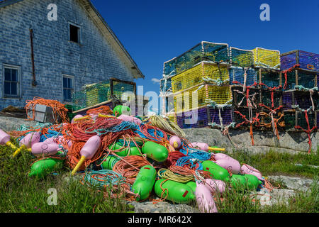 Le trappole a base di aragosta e boe impilati nel borgo marinaro di Peggy's Cove, Nova Scotia, Canada. Foto Stock