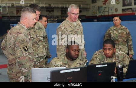 Il Mag. Gen. John Baker, comandante generale, Netcom, visiti la Cyber Range al Cyber ciotola III durante la sua circolazione sul campo di battaglia a Camp Arifjan in Kuwait il 27 aprile 2017. I soldati della Cyber Regionale Centro Sud Ovest Asiatico, mostrano il Mag. Gen. Baker il modo in cui la gamma Cyber è stato progettato per il concorso di quest'anno. La gamma coperta una vasta gamma di argomenti tra cui lo sniffing della rete, acquisizione di pacchetti, il pacchetto di analisi e di ingegneria sociale tra gli altri. (U.S. Foto dell'esercito da Capt. Sandra Richards). Foto Stock