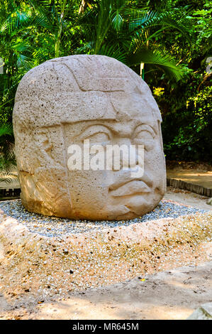 Olmec gigante di pietra di testa - Villahermosa, Messico Foto Stock