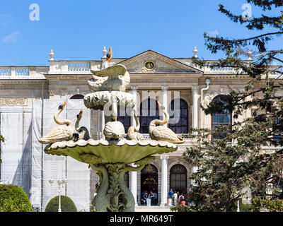 ISTANBUL, Turchia - 13 Maggio 2018: fontana nel giardino e visitatori vicino Selamlık edificio del Palazzo Dolmabahce. Il Palase è stato amministrativo principale cente Foto Stock