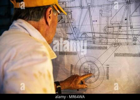 Il Curtiss JN-4 Jenny era un aereo da addestramento statunitense della prima guerra mondiale prodotto per la prima volta nel 1915. Un moderno progetto di ricostruzione ha completato un esempio flable in 5.720 ore in 14 mesi attraverso un lavoro coordinato di squadra. L'immagine d'archivio registra l'attività di revisione del progetto a Bowling Green, Kentucky, il 4 maggio 2017, associata a eventi centenari legati alla Scott Air Force base. Foto Stock