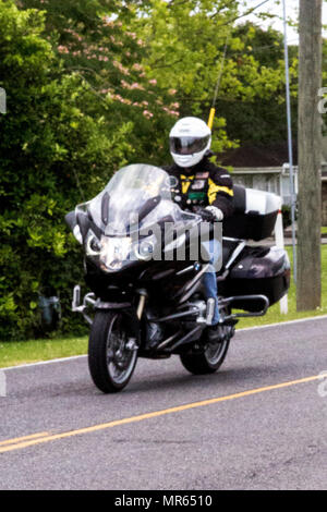 Chief Warrant Officer 4 Donald Freese, la manutenzione aeromobili classe desk officer con 4 aeromobili Marina Wing, a cavallo della sua moto in Thibodaux, La., 17 maggio 2017. Freese, presidente del club del Marine Corps il meccanismo di sostegno di New Orleans la sicurezza dei motocicli Mentorship programma, organizzato la 123 miglia di corsa per insegnare ai Marines come guidare la propria moto su varie strade. (U.S. Marine Corps foto di PFC. Melany Vasquez / rilasciato) Foto Stock