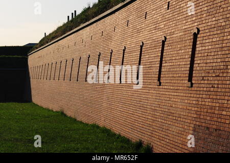 Polonia, Lublino voivodato, Zamosc, Città Vecchia di pareti in mattoni con finestre di ripresa. Maggio 2018 Foto Stock