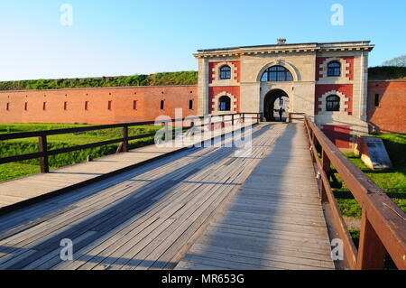 Vecchia fortificazione denocciolate Szczebrzeszyn Gate e bridge - parte della città vecchia di mura difensive in Zamosc, la Polonia può 2018 Foto Stock