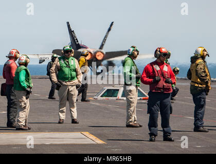 170517-N-GL819-009 OCEANO PACIFICO (17 maggio 2017) Un F/A-18C Hornet dal "Blue Blasters" di Strike Fighter Squadron (VFA) 34 si toglie dal Nimitz-class portaerei USS Carl Vinson (CVN 70) nel Pacifico occidentale. Gli Stati Uniti Marina ha pattugliato il Indo-Asia-Pacifico di routine per più di 70 anni regionale di promozione della pace e della sicurezza. (U.S. Navy foto di Airman Courtney Leavitt/rilasciato) Foto Stock