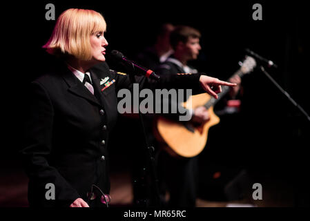 170517-N-QU233-317 Spokane, Washington. (17 maggio 2017) Navy musicista di prima classe McKendry Mallory, nativo di Harrisonburg, VA, canta al INB Performing Arts Center con gli Stati Uniti La banda della marina a nord-ovest di rock band, passaggio, come una parte della marina di Spokane settimana. Dal 2005, la Marina programma settimana ha servito come la Marina Il principale sforzo di divulgazione in aree del paese senza una significativa presenza della Marina, con 195 Navy settimane svoltasi in 71 diverse città degli Stati Uniti. Il programma è stato progettato per aiutare gli americani a capire che il loro Marina è distribuito in tutto il mondo, circa l'orologio, pronto a difendere l'America a tutti Foto Stock