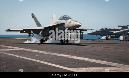 170517-N-GL819-039 OCEANO PACIFICO (17 maggio 2017) Un F/A-18F Super Hornet assegnato al "Bounty Hunters" di Strike Fighter Squadron (VFA) 2 effettua un atterraggio arrestati sulla Nimitz-class portaerei USS Carl Vinson (CVN 70) nel Pacifico occidentale. Gli Stati Uniti Marina ha pattugliato il Indo-Asia-Pacifico di routine per più di 70 anni regionale di promozione della pace e della sicurezza. (U.S. Navy foto di Airman Courtney Leavitt/rilasciato) Foto Stock