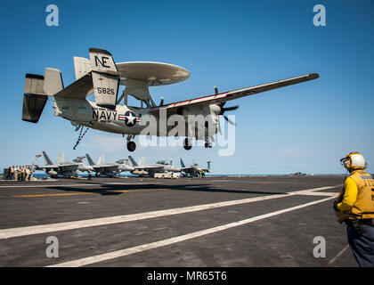 170517-N-GL819-147 OCEANO PACIFICO (17 maggio 2017) Un E-2C Hawkeye assegnato al "Aquile nere" di Carrier Airborne Early Warning Squadron (VAW) 113 rende un arrestato lo sbarco a bordo della Nimitz-class portaerei USS Carl Vinson (CVN 70) nel Pacifico occidentale. Gli Stati Uniti Marina ha pattugliato il Indo-Asia-Pacifico di routine per più di 70 anni regionale di promozione della pace e della sicurezza. (U.S. Navy foto di Airman Courtney Leavitt/rilasciato) Foto Stock
