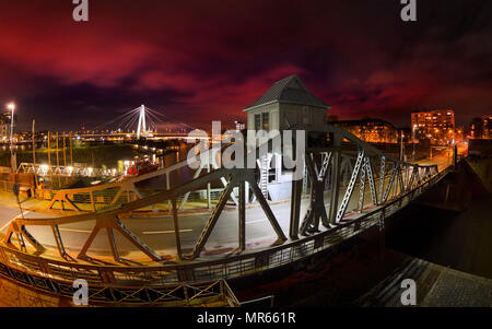 Ponte girevole a Cologne-Deutz Porto e Ponte Severins in background di notte Foto Stock