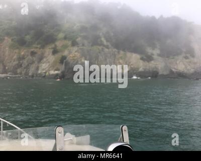 San Francisco Fire membri del dipartimento a bordo di un jet ski assistere un distressed nuotatore vicino a China Beach, 20 maggio 2017, Sabato. Stazione della Guardia costiera Golden Gate e San Francisco Fire Department salvato 2 nuotatori ipotermico. (Coast Guard foto di Sottufficiali di seconda classe Garrett Henderson). Foto Stock