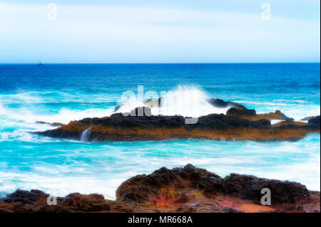 Caratteristiche geologiche guarnizione lungo la spiaggia di roccia formano barriere contro la marea dell'Oceano Pacifico. Foto Stock