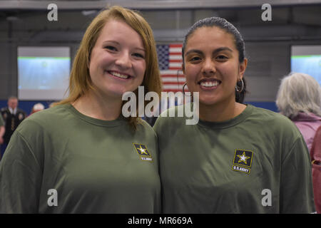 Mikaila Falash (sinistra) e Anubis Ruiz Martinez (destra) dopo la ricezione di un 'La nostra comunità saluta' certificato da Medal of Honor destinatario il comando Sergente Maggiore (RET). Kenneth E. Stumpf e Fort McCoy Senior Commander e 88th sostegno regionale il comando comandante generale, il Mag. Gen. Patrick Reinert durante un "la nostra comunità saluta" evento a Fort McCoy, Wisconsin sulle forze armate giorno, 20 maggio, riconoscere ed onorare la laurea di alta scuola di anziani che hanno commesso per arruolarsi nelle forze armate seguenti diploma di scuola superiore. Foto Stock