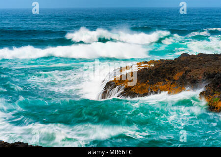 Devils Churn denominato dalla zangolatura acque che inserirlo stretto canale nei pressi di Yachats su Oregon Coast Foto Stock