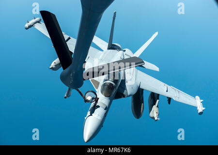 Un U.S. Navy EA-18G Growler assegnato alla USS Carl Vinson conduce in aria il rifornimento di carburante con un U.S. Air Force KC-135 Stratotanker dal 909th Air Refuelling Squadron Maggio 3, 2017, sopra l'Oceano Pacifico occidentale. Il 909th ARS il motto è "Sempre c', che simboleggiano lo squadrone la costante presenza e la devozione per il supporto di alleati e partner in tutto il Pacifico Indo-Asia. (U.S. Air Force foto di Senior Airman Giovanni Linzmeier) Foto Stock