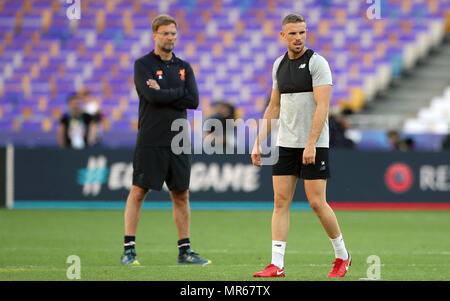 Liverpool manager Jurgen Klopp (sinistra) e Giordania Henderson durante la sessione di formazione presso la società NSK Olimpiyskiy Stadium, Kiev. Foto Stock