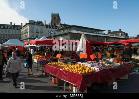 Rennes, Francia. Vista generale GV. Rennes settimanale mercato regionale. La Bretagna, "Frutta, banane, arance ananas, melone sul display', venduto da bancarelle all'aperto e il mercato coperto Sabato 26/04/2014 © Peter SPURRIER Foto Stock