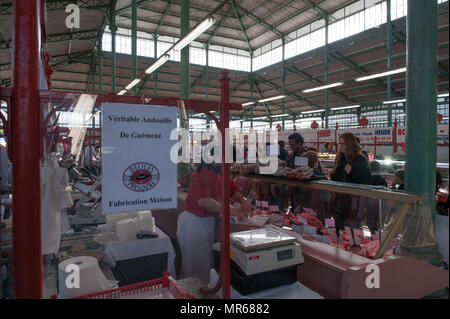 Rennes, Francia. Vista generale GV. Rennes settimanale mercato regionale. La Bretagna, 'diverse essiccato con aria carni e insaccati', venduto da bancarelle in aperta e Foto Stock